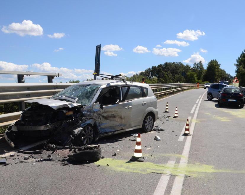 Si aggrava il bilancio dell'incidente sulla Senese: morto uno dei 6 feriti - Foto 