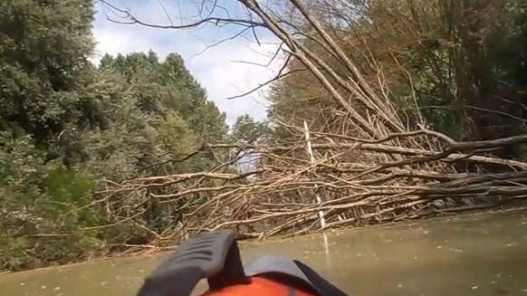 A bordo di un kayak nella giungla del fiume Era