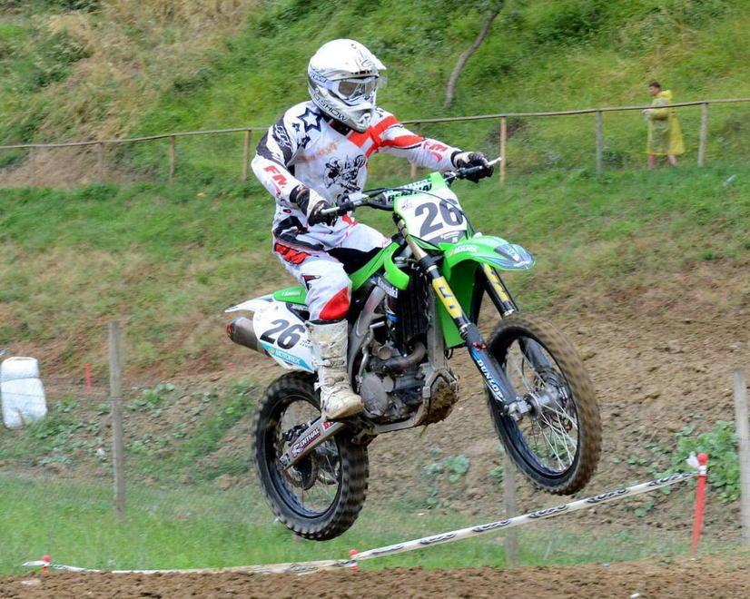 Cade sulla pista da cross, grave un motociclista 