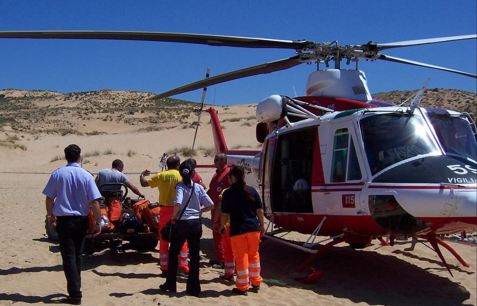 Turista scaraventato sui massi da un’ondata: è grave