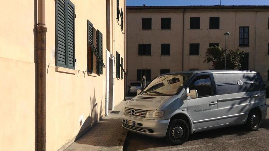 Anziano muore sulle scale di casa