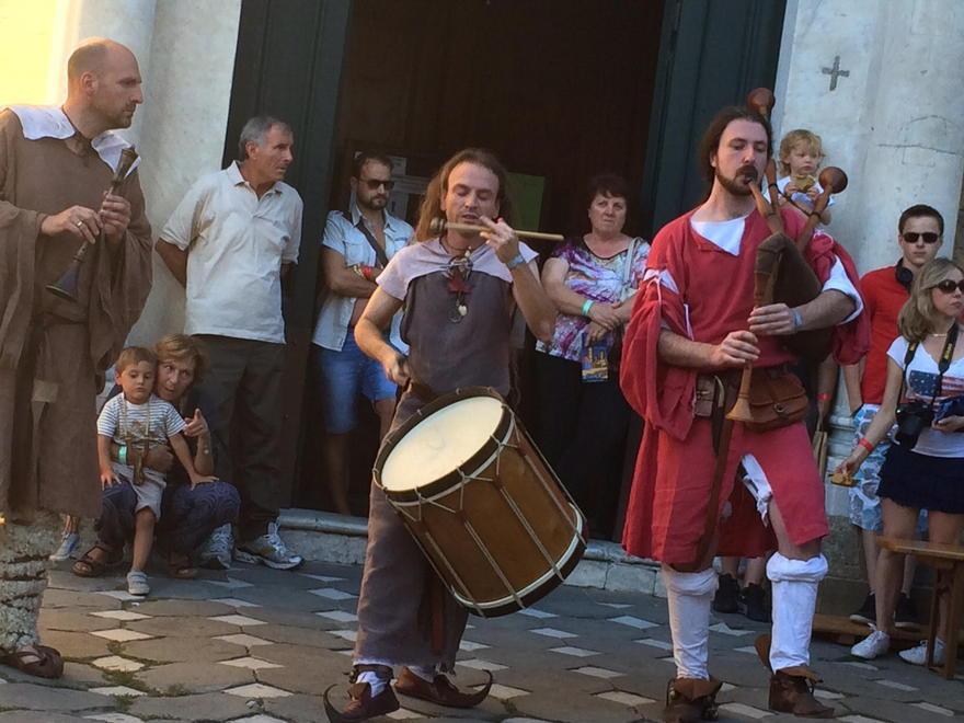 Migliaia di visitatori per il primo giorno nell’anno Domini 1398 