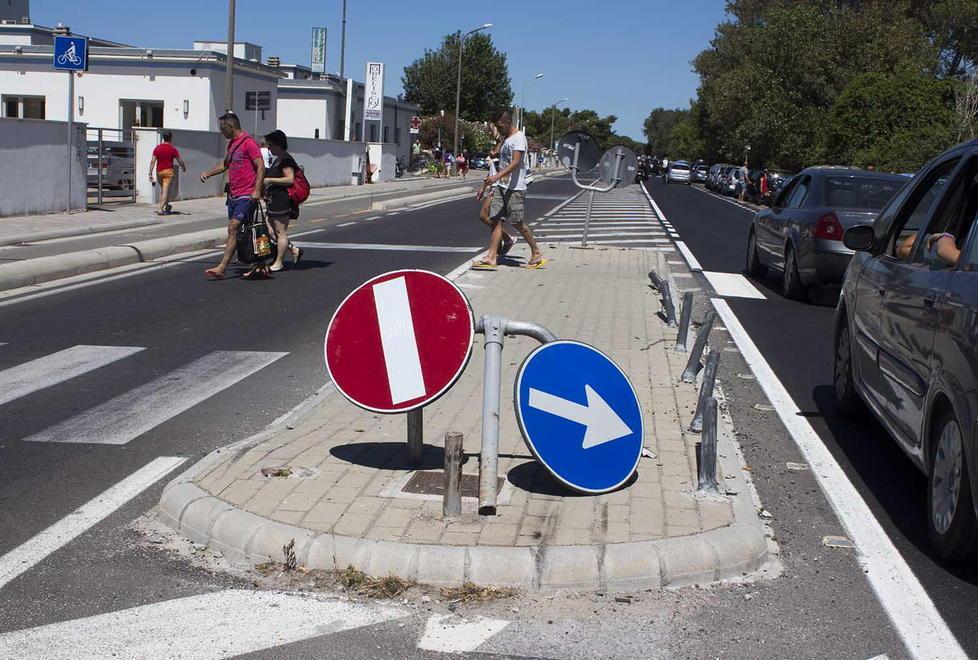 A Calambrone isola pedonale al buio, protestano i villeggianti 