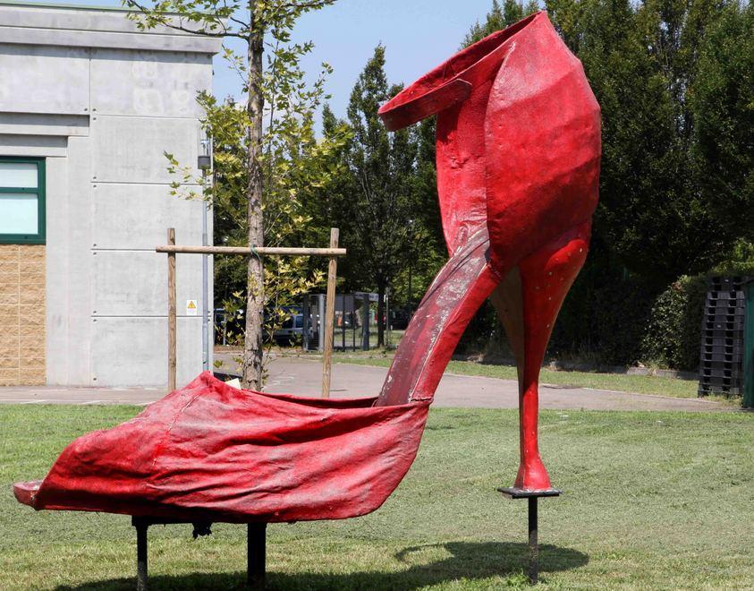 La sagra del kitsch tra pesci, compassi e Parmigiano Reggiano 