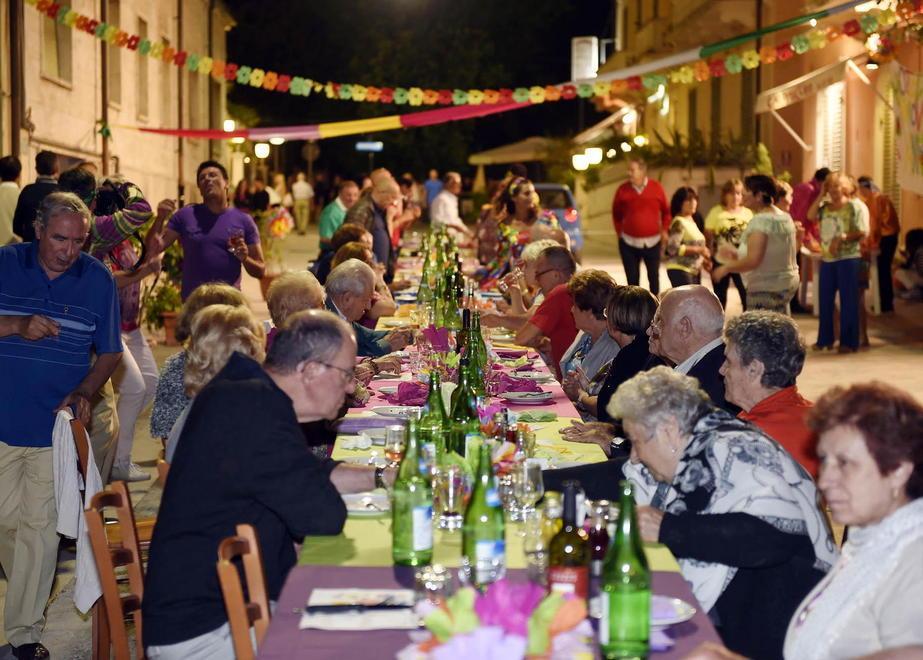 Tutti a cena nella via Cavallotti