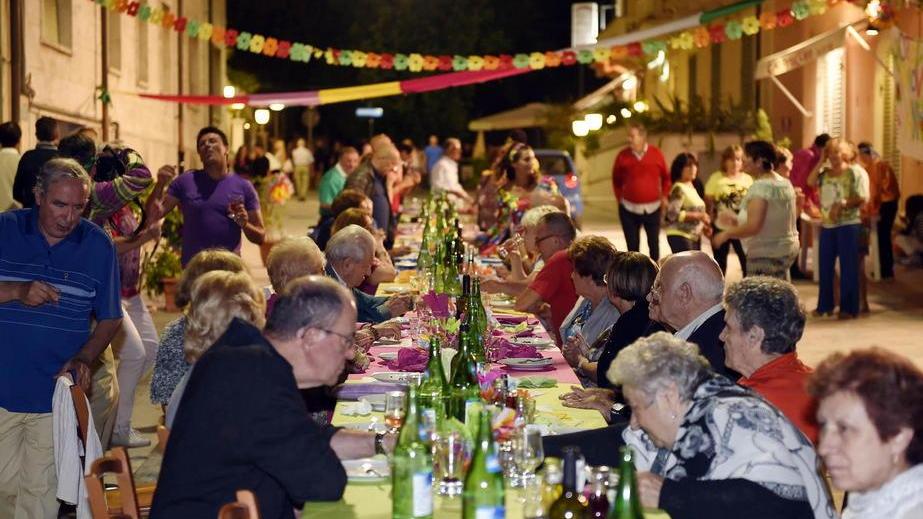 Tutti a cena nella via Cavallotti