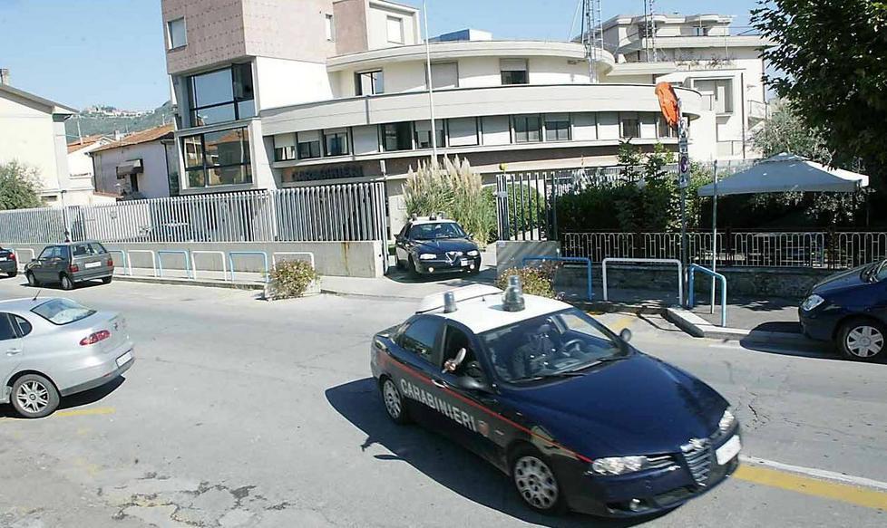 Sorpreso dentro un’auto in un cortile