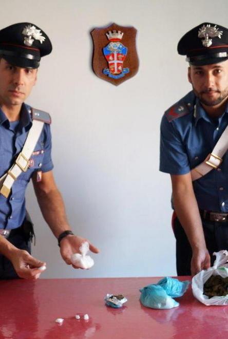 Spacciatore si butta in mare per sfuggire ai carabinieri