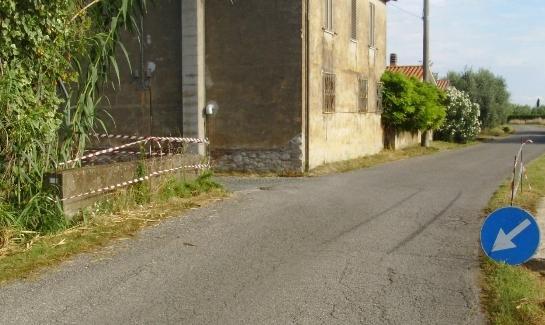 Perde pezzi il ponte sul fosso del Sughericcio