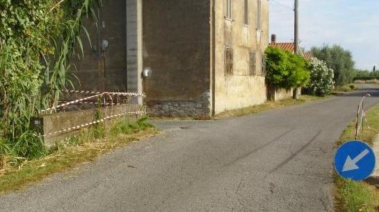 Perde pezzi il ponte sul fosso del Sughericcio