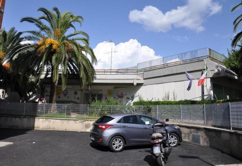 Cede il soffitto della scuola i bambini al Sacro Cuore 