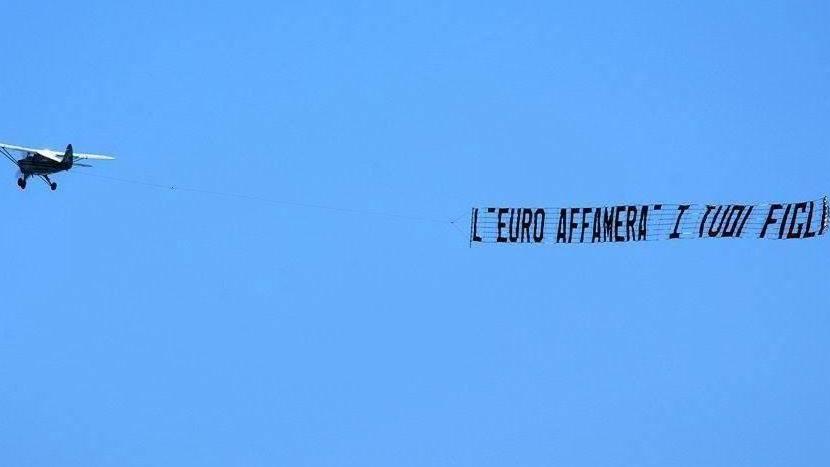 Slogan antieuro nei cieli d’estate