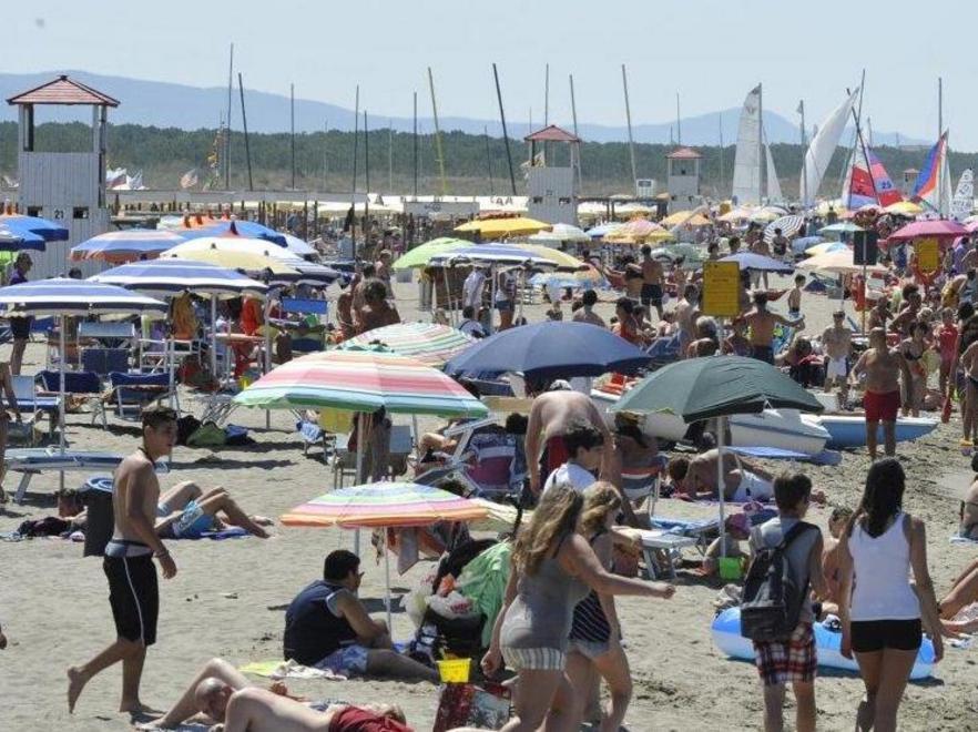 Ruba una borsa e fugge... nel bagnetto della polizia 