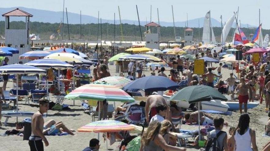 Ruba una borsa e fugge... nel bagnetto della polizia