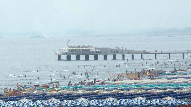 Ore 17,30: tutti in mare per il tuffo con la parrucca