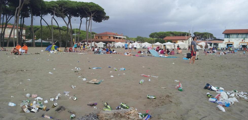 La spiaggia libera di Partaccia è sommersa da sporcizia e rifiuti