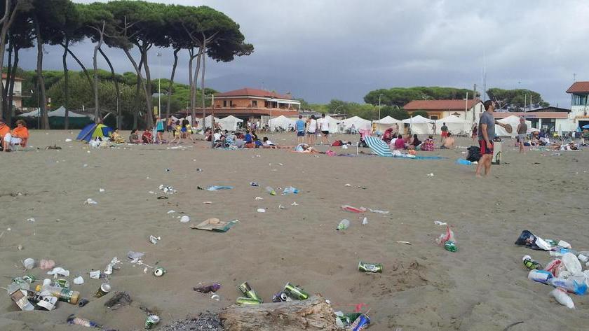 La spiaggia libera di Partaccia è sommersa da sporcizia e rifiuti
