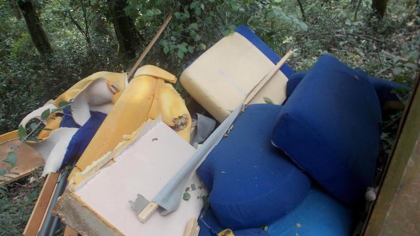 L’ingresso del canile è una discarica