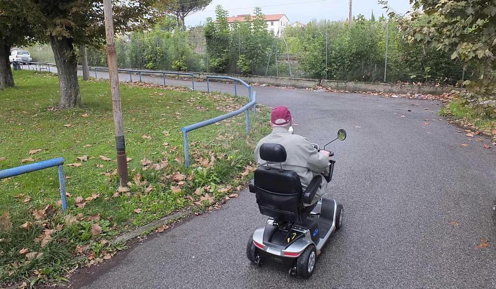 Rubano la carrozzina di un disabile 