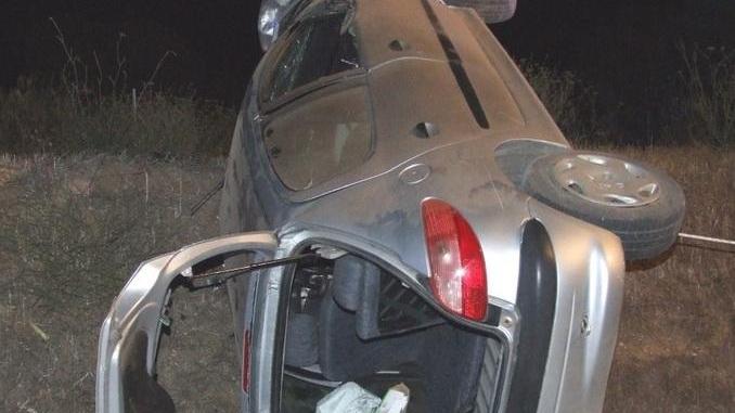 Sulla rotatoria con l’auto, giovane grave