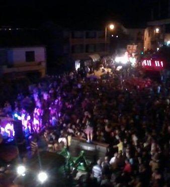 Bagno di folla al carnevale estivo 