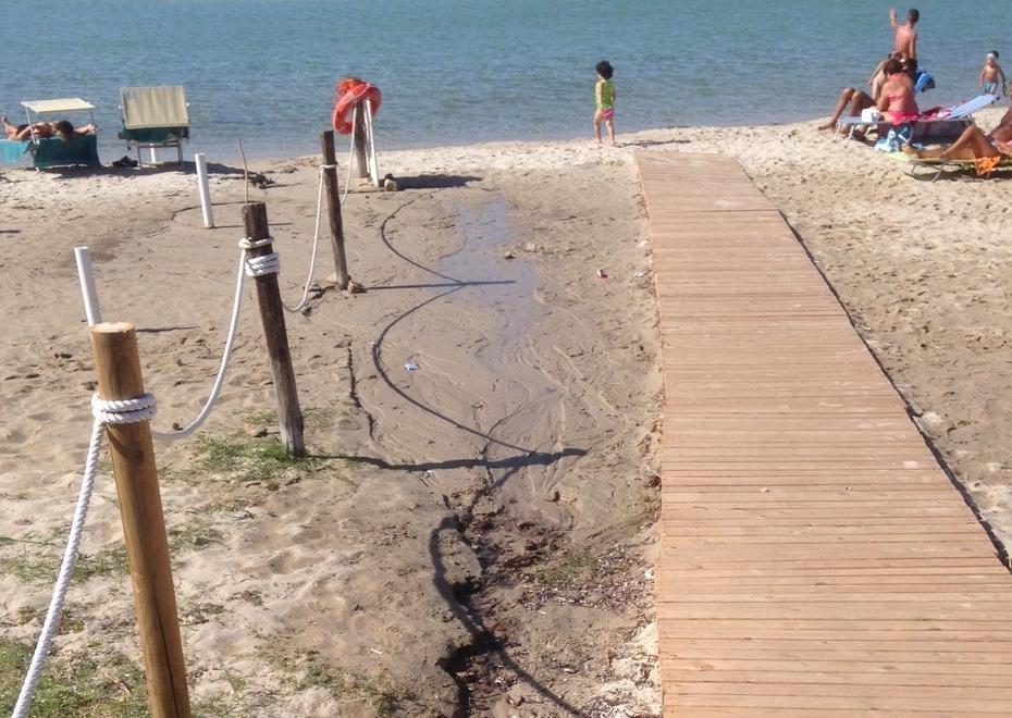 Terza spiaggia, scorre un rivolo di liquami