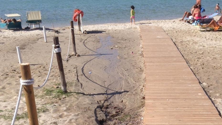 Terza spiaggia, scorre un rivolo di liquami
