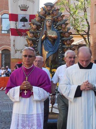 Processione, migliaia di fedeli in centro 