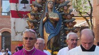 Processione, migliaia di fedeli in centro