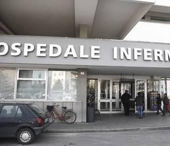 Cane l’azzanna e le stacca una falange 