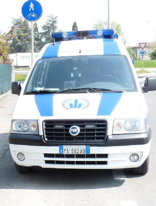 Evita i vigili ma colpisce un altro 