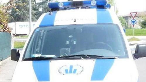 Evita i vigili ma colpisce un altro