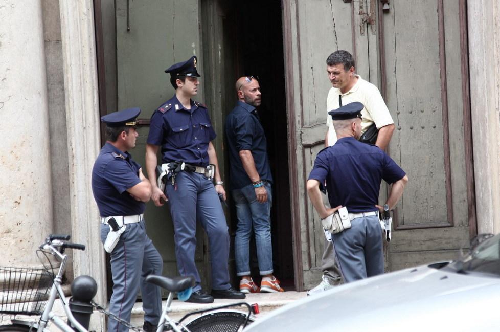 Nel mirino video, telefoni e parrocchiani 