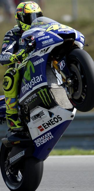 Marquez ancora in pole, Rossi cade ma ci sarà 
