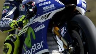 Marquez ancora in pole, Rossi cade ma ci sarà