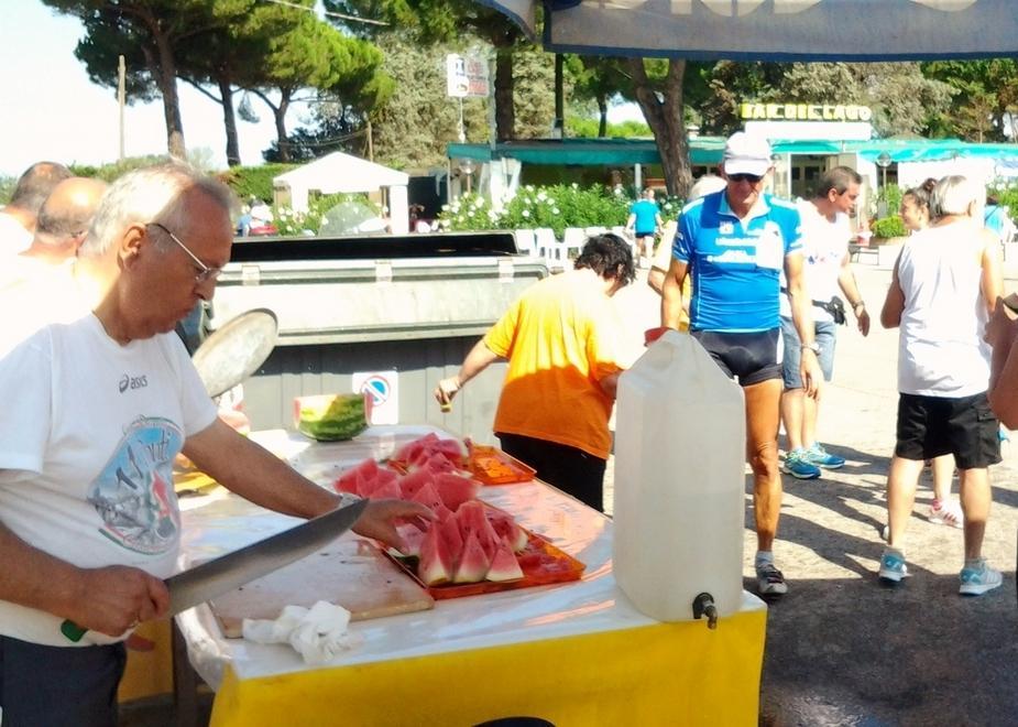La carica dei mille podisti per il giro del Lago