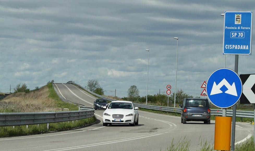 Rubati i cavi elettrici alla rotonda 