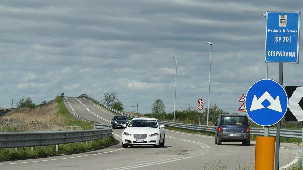 Rubati i cavi elettrici alla rotonda