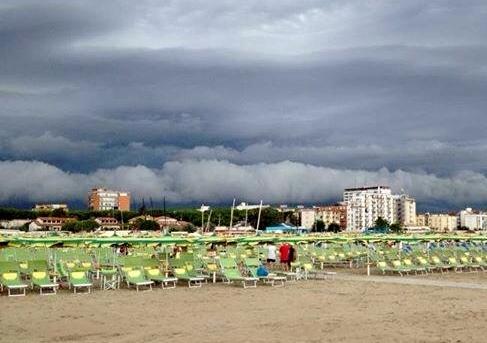 Fra sole e pioggia festa a metà 