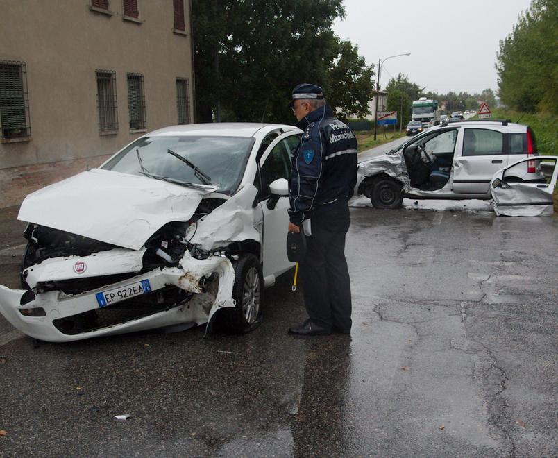 Schianto nel Ravennate Comacchiese ferito lieve 