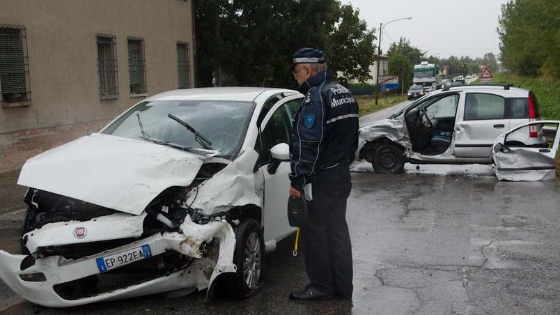 Schianto nel Ravennate Comacchiese ferito lieve