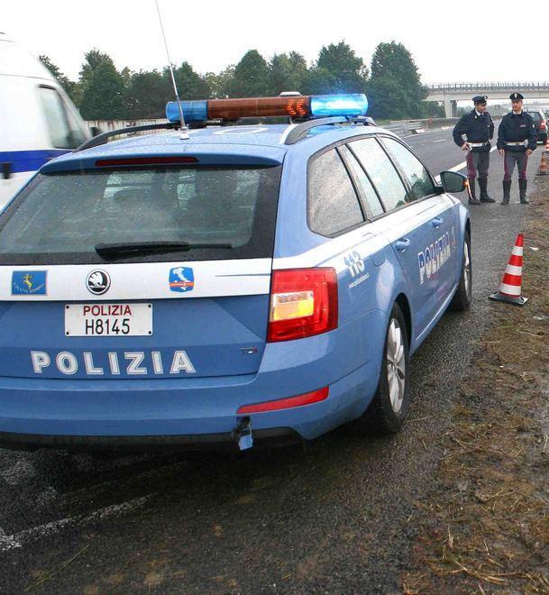 Malore mentre guida Muore incastrato sotto il suo furgone 