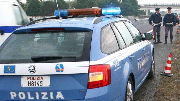 Malore mentre guida Muore incastrato sotto il suo furgone