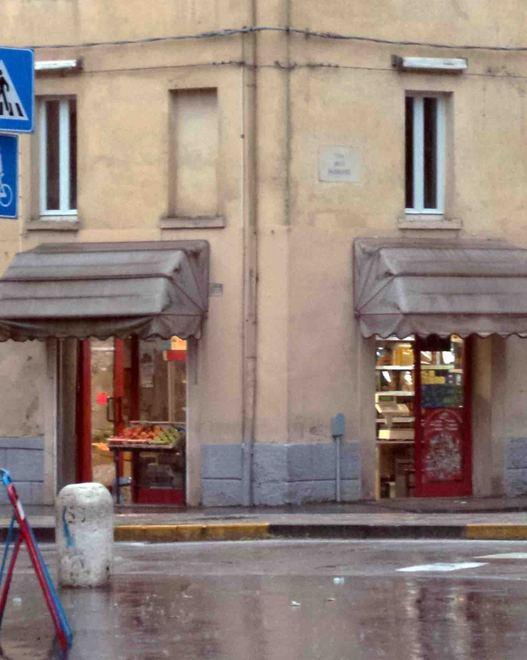 Difende il negoziante, finisce in coma 
