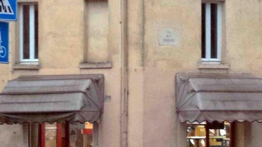 Difende il negoziante, finisce in coma