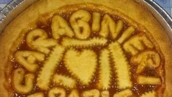 Ringrazia con una torta i suoi soccorritori