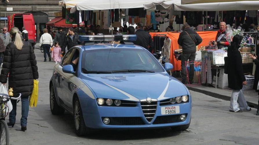 Bimba vaga in città in cerca della madre