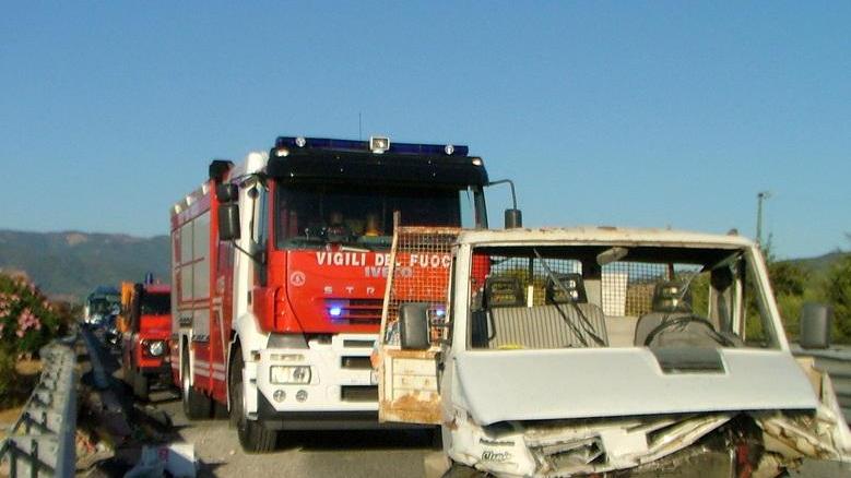 Incidente sulla 131 dcn: 3 feriti e traffico bloccato