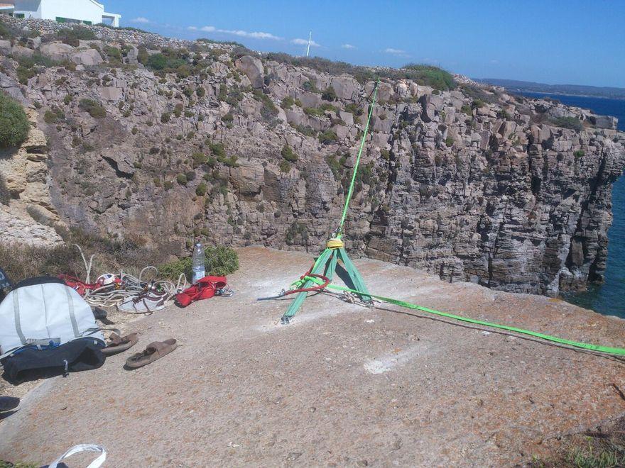 Tendono un filo per camminare nel vuoto, ma le rocce sono friabili: due turisti salvati 