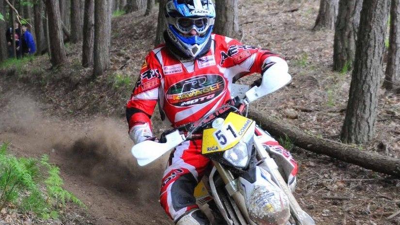 Motociclista si pianta nei boschi delle Pizzorne